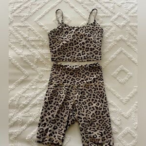 Strut this cheetah print set. One size but I would say it’s it’s a small.